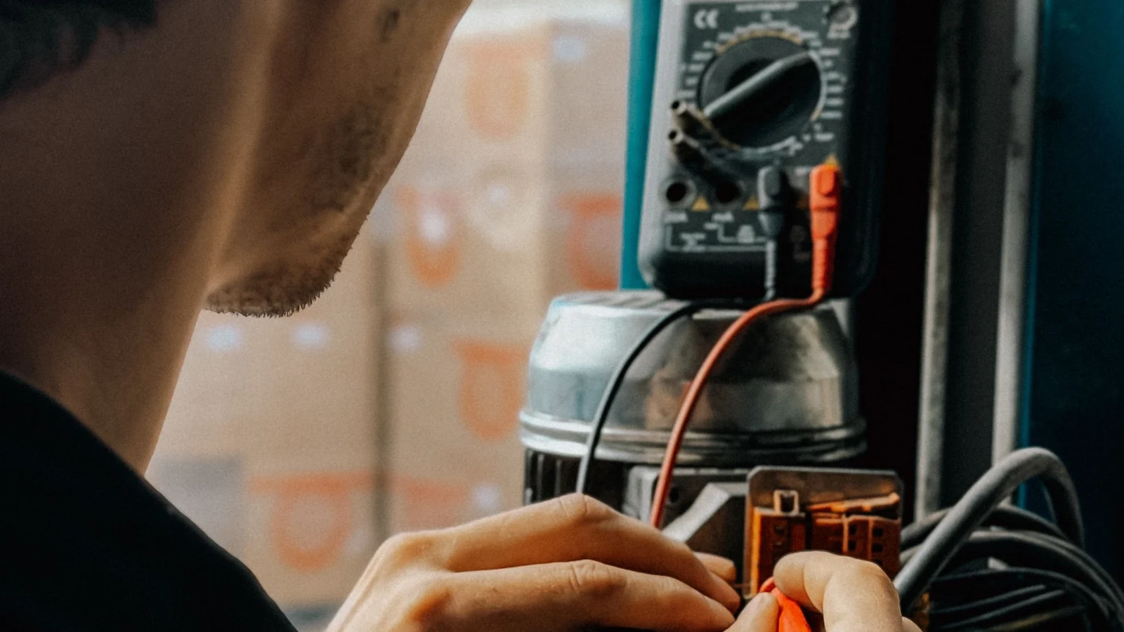 Professionnel mesurant une installation électrique avant de détailler un devis photovoltaïque