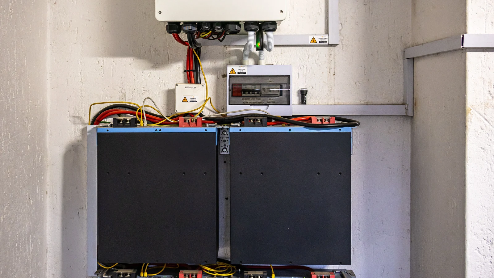 Batteries et onduleur installés dans un local technique résidentiel