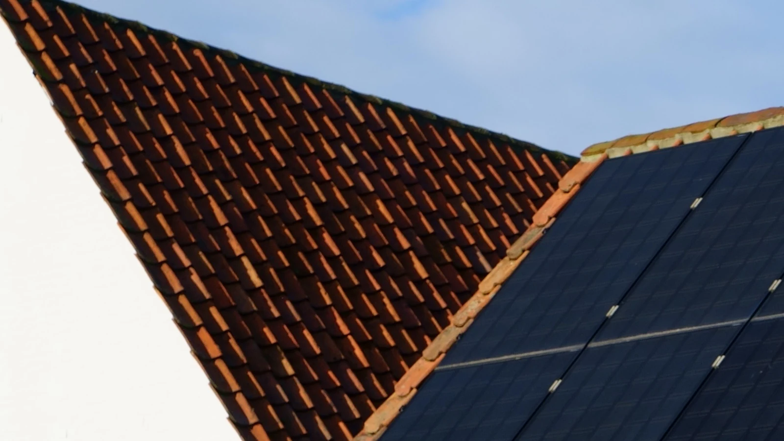Toiture solaire en tuiles Panneaux photovoltaïques posés sur une toiture résidentielle en tuiles