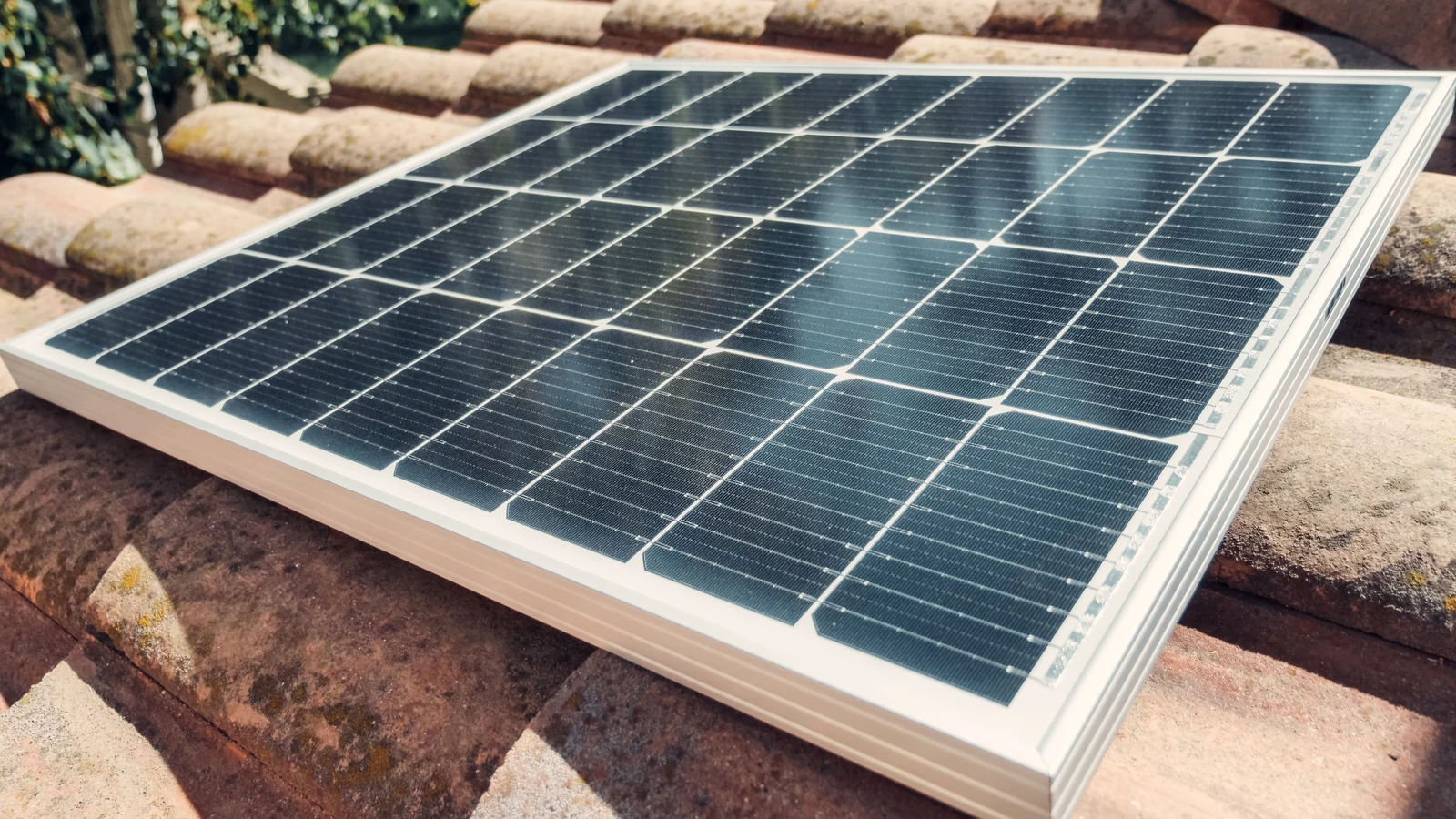 Fixations et couverture sous les modules Détail d’un panneau photovoltaïque installé au-dessus de tuiles de toiture