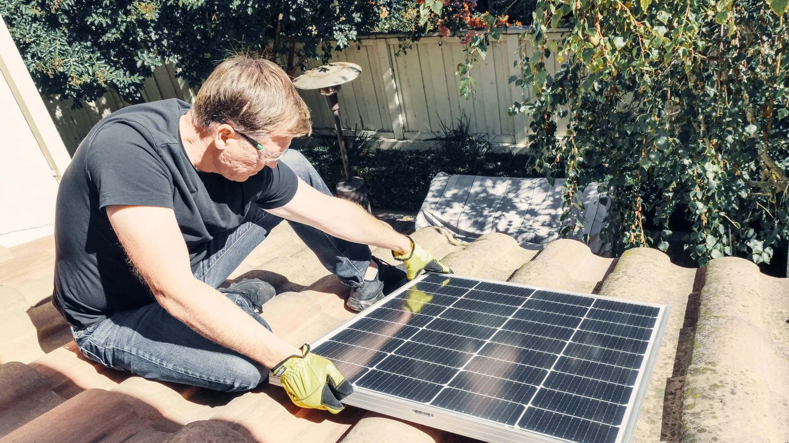 Diagnostic avant installation Technicien examinant une toiture et un panneau avant une installation solaire