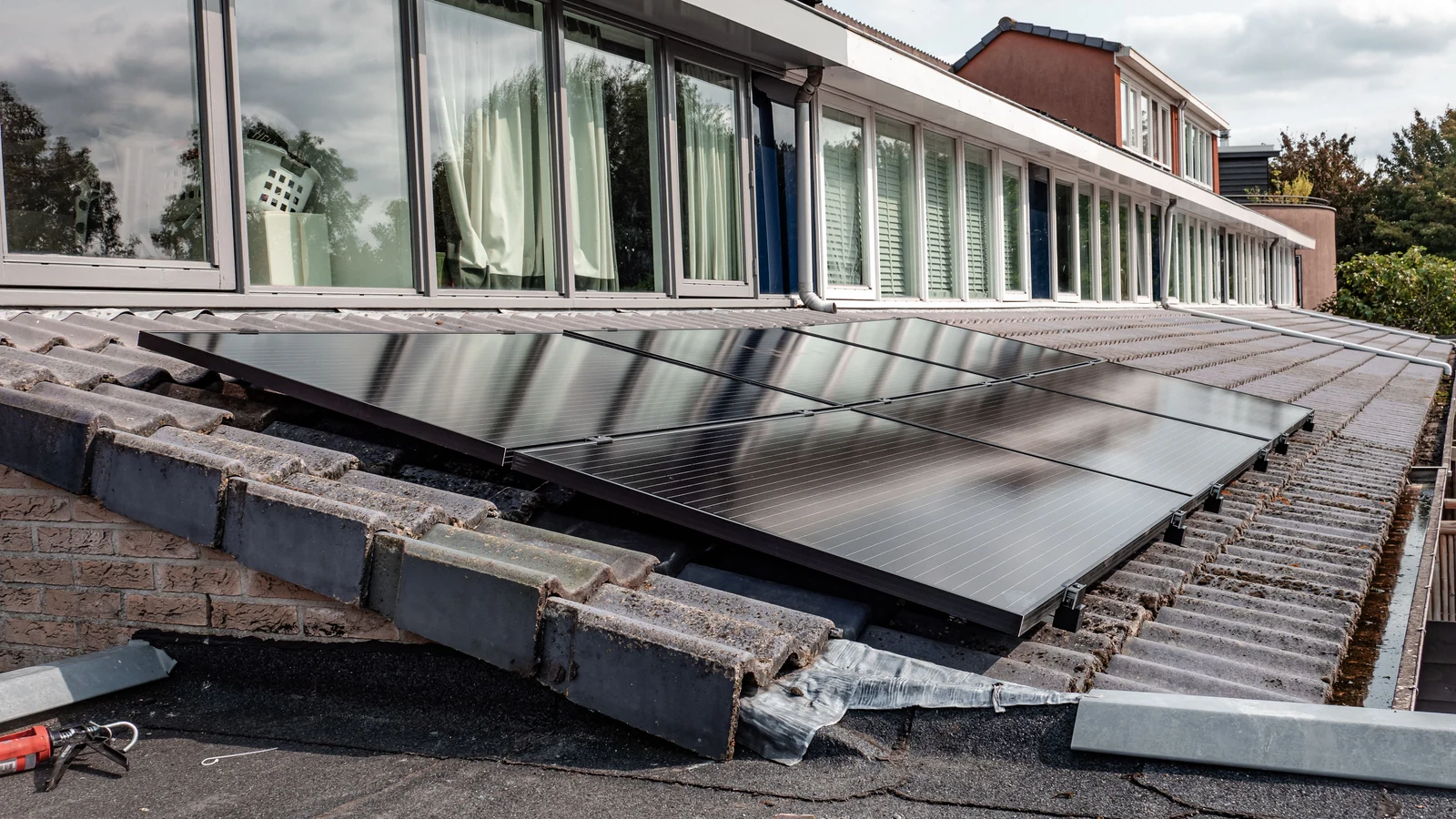 Maison contemporaine du Gard avec panneaux photovoltaïques sur une toiture résidentielle