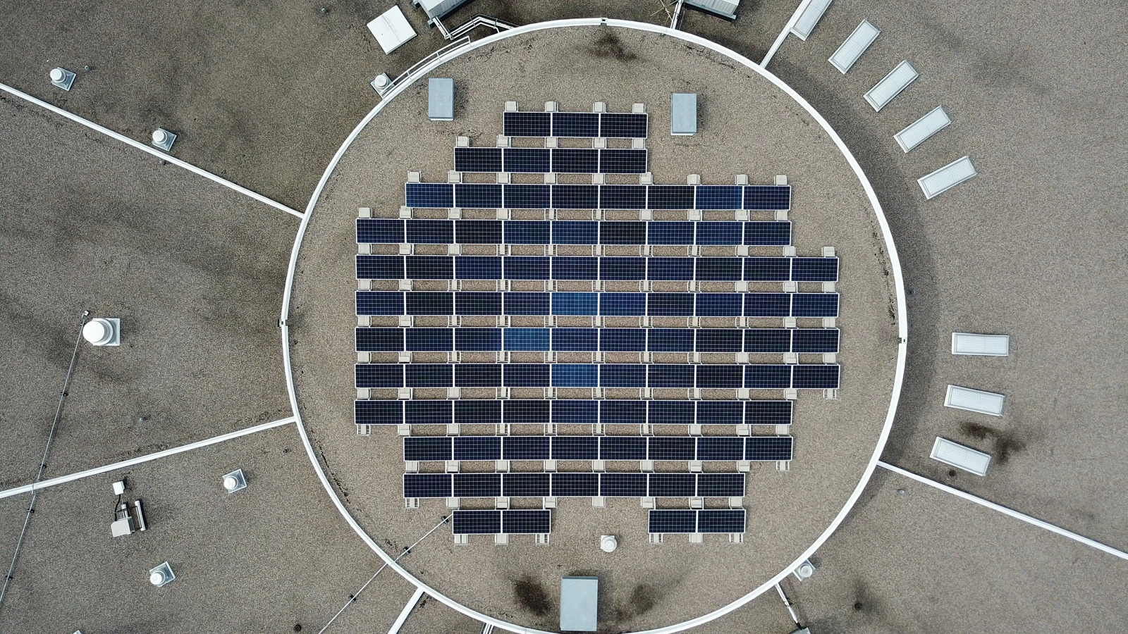 Grande toiture équipée de panneaux solaires illustrant un projet photovoltaïque près de Nîmes