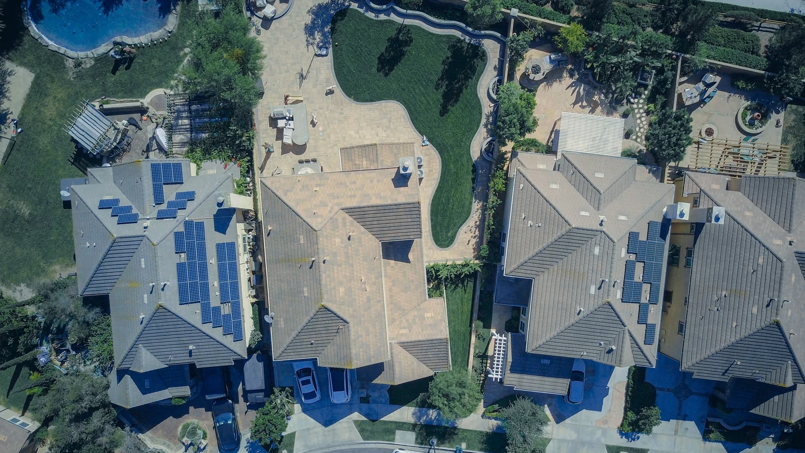 Autoconsommation dans un quartier solaire Maisons équipées de panneaux solaires illustrant le pilotage de l’autoconsommation